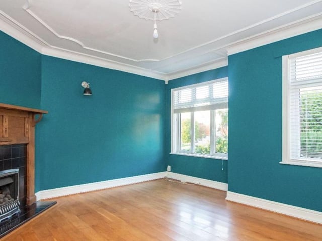This property is located near Bedhampton and Cosham train station and it is also close to the M275.