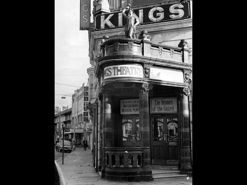 Kings Theatre with original looking Aurora statue above the entrance in January 1975. The News PP1304