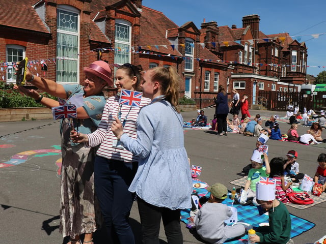 Newbridge Art gallery and Penhale Infant School playground picnic