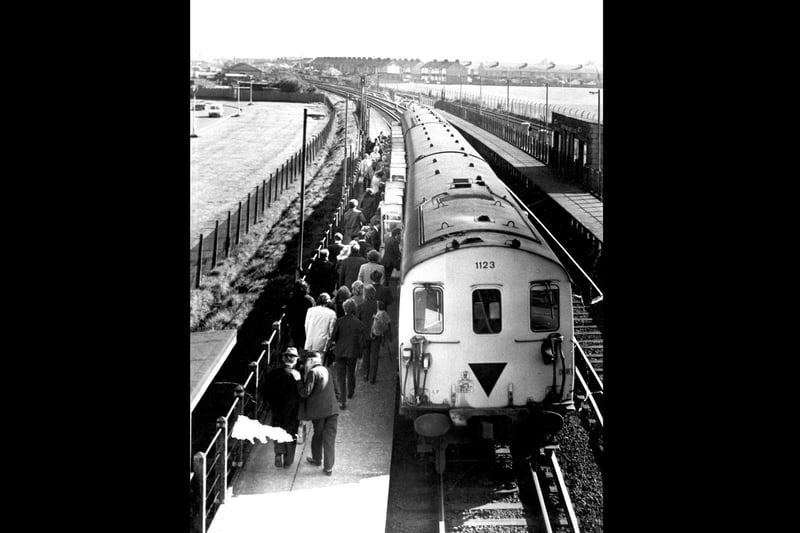 Passengers boarding the train at Hilsea Halt in 1973. The News PP4838