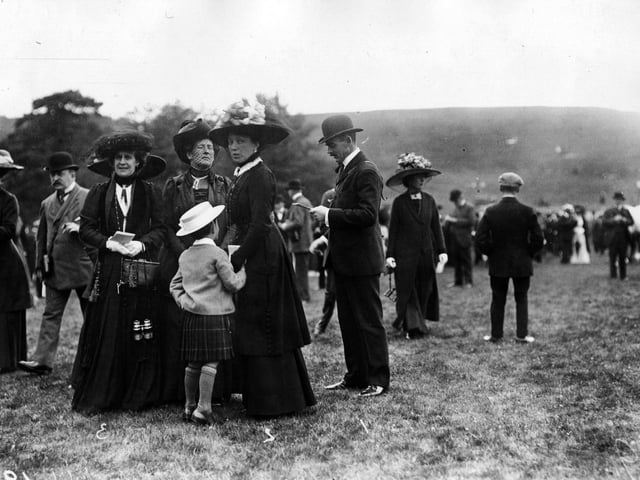 1910:  A scene at Goodwood, with Leo Rothschild and Lady Marsh on the right.  (Photo by W. G. Phillips/Phillips/Getty Images)