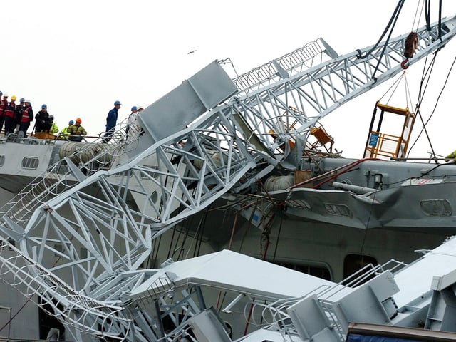 Navy engineers work in the Navy Base to disentangle the dockside crane from HMS Invincible. 9th November 2004, Picture: Matt Scott-Joynt (045492-162)