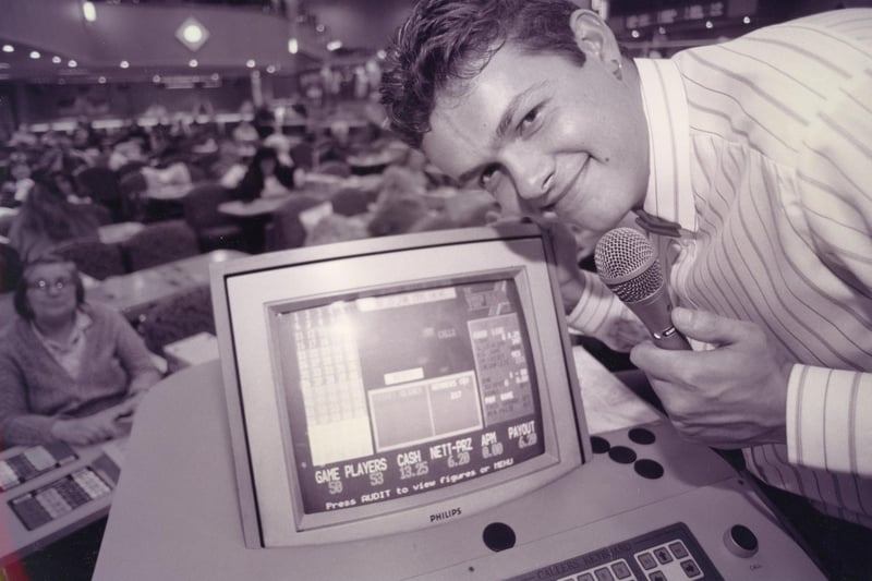 Top rank bingo caller Carl White aged 21, calls out the winning numbers in Cosham, 1995. The News PP5522