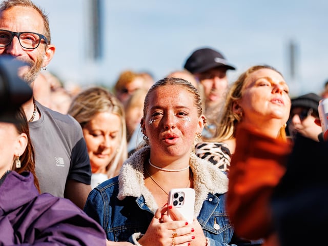 Pictured: The Crowds enjoying the time with Holly Humberstone on Common Stage Picture:Marcin Jedrysiak
