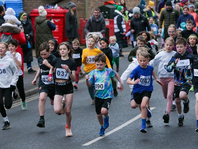 Kids set off on the fun run at the Stubbington 10K 2025. Picture: Chris  Moorhouse (120125-26)