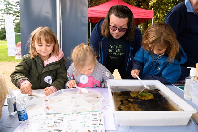 Pictured is: Neil form Western Rivers Trust teaches Alex, Esme and Alice about pond life Picture: Keith Woodland (140921-108)