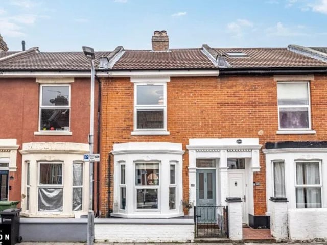 The listing says: "The attention to detail is second to none in our opinion, providing beautifully stylish and elegantly finished living spaces, including a bright and airy sitting room a large bay window and feature fireplace, alongside an attractive open plan kitchen/ dining area, complete with breakfast bar and double doors opening into the enclosed, well kept west facing garden."