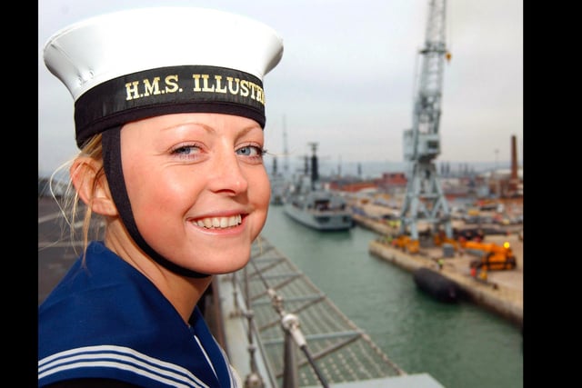14th Dec 2004. After a long refit period the aircraft carrier HMS Illustrious returns to her home port of Portsmouth.Picture shows Natalie Watson very happy to return to her home port.LA(PHOT)Owen KingFRPU