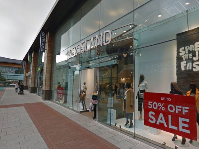 River Island has a rating of 3.9 from 221 reviews. One customer said: "Good customer service. Nice, clean and spacious."