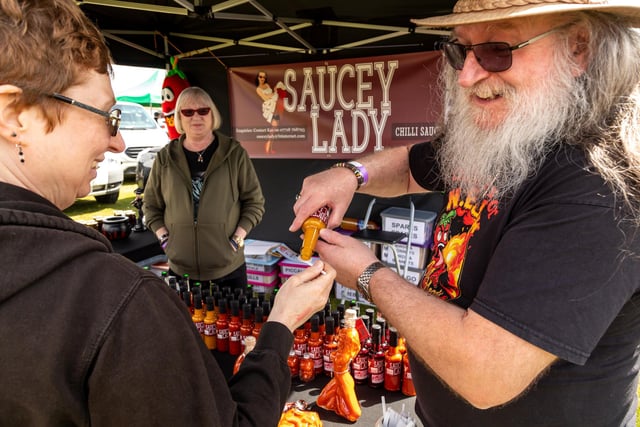Steve Willott (from Saucy Lady, Reading) gives out a sample to a festival goer. Picture: Mike Cooter (210522)