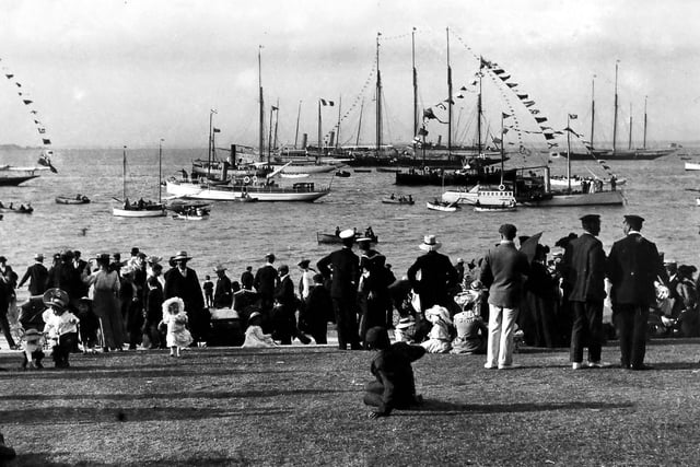 Crowds watching the boats, circa 1900. (Photo by F. J. Mortimer/Hulton Archive/Getty Images)