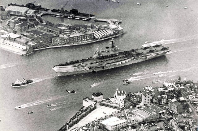 HMS Hermes partió de Portsmouth hacia las Malvinas en 1982.