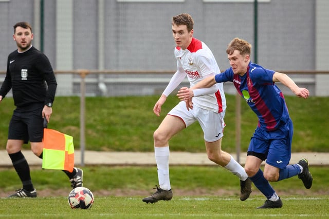 US Portsmouth (maroon/blue) v Horndean. Picture: Keith Woodland