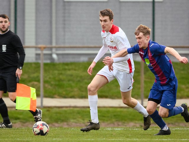 US Portsmouth (maroon/blue) v Horndean. Picture: Keith Woodland
