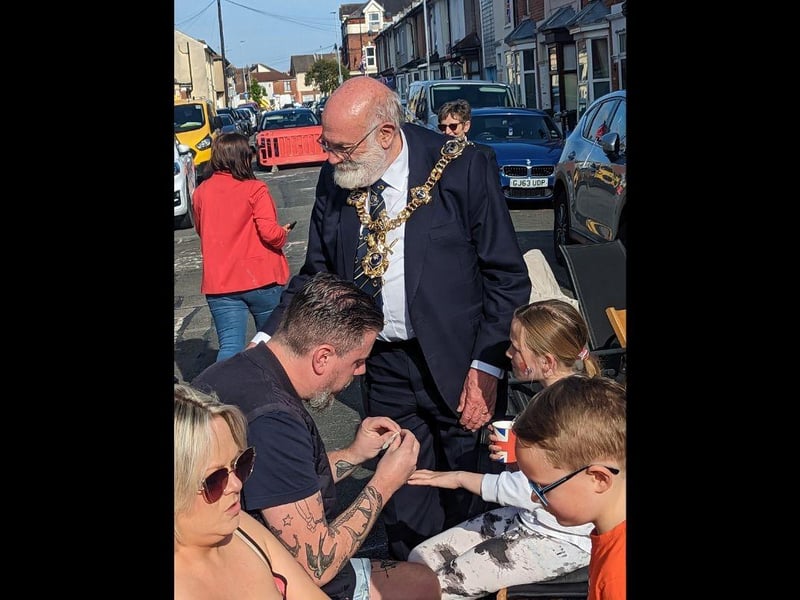 Lord Mayor of Portsmouth Hugh Mason visited Knox Road in Stamshaw