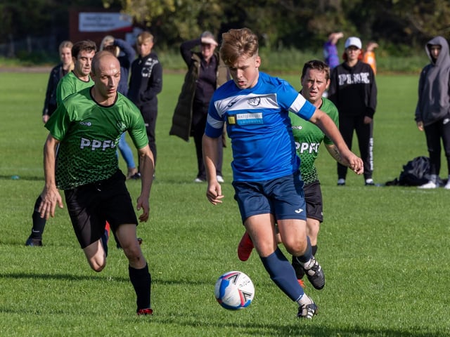 Bulldog (blue) v Portsmouth Parks. Picture: Mike Cooter