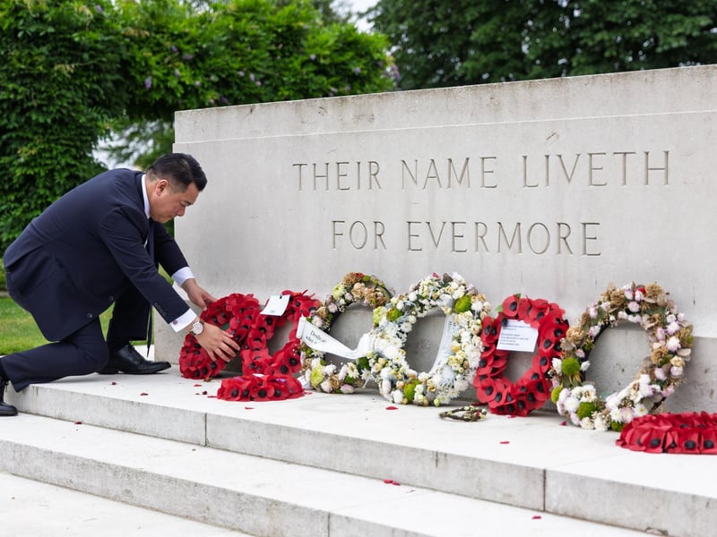 Alan Mak MP lays a wreath at Bayeux War Cemetery