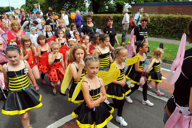 The Bridgemary Carnival which started at Bridgemary School in Wych Lane 19th July 2008. The Procession gets underway. Picture: Malcolm Wells 083068-5188