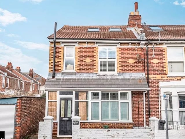 This property is located near public transport links and it has easy access to the M275.