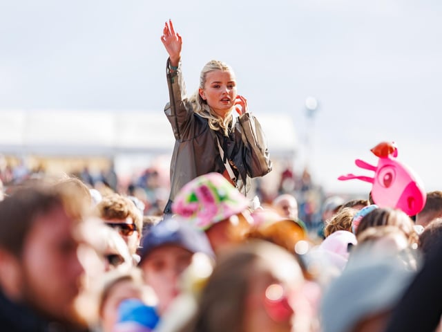 Pictured: The Crowds enjoying the time with Holly Humberstone on Common Stage Picture:Marcin Jedrysiak