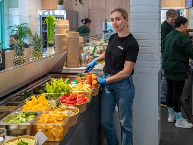 Owner Lynsay Crellin preparing a fresh juice at Positive Eats on Palmerston Road. Picture: Mike Cooter (030224)Picture: Mike Cooter (030224)