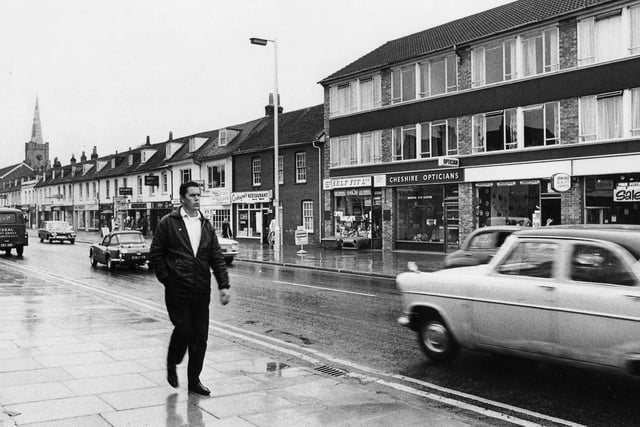 Picture captures West Street in Fareham as it was in August 1971.