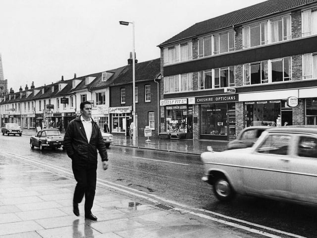 Picture captures West Street in Fareham as it was in August 1971.