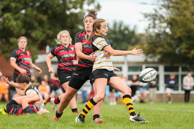 Portsmouth (yellow/gold/black) v Cullompton. Picture by Nathan Lipsham