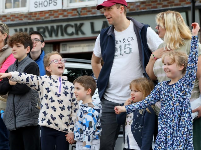 Onlookers. South East Hampshire Young Farmers raising money for the RNLI on their tractor run, in Wickham SquarePicture: Chris Moorhouse (jpns 211023-30)