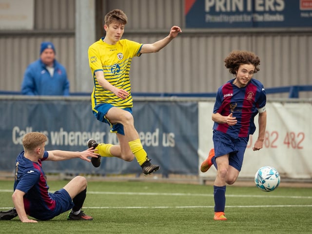 US Portsmouth (maroon/blue) v Locks Heath. Picture: Keith Woodland