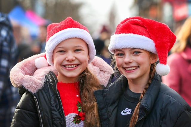 Jazmin Browne, 10, left, and Bethany Powell, 9. Waterlooville Christmas market 
Picture: Chris Moorhouse (jpns 021223-29)