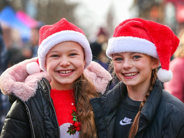 Jazmin Browne, 10, left, and Bethany Powell, 9. Waterlooville Christmas market Picture: Chris Moorhouse (jpns 021223-29)