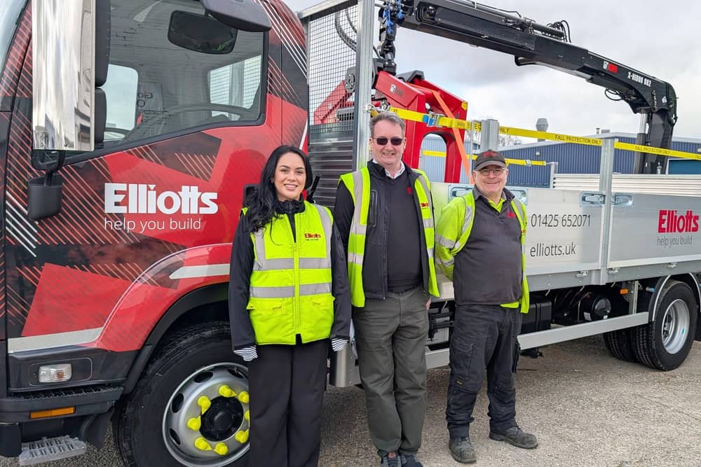 Delivering an improved service: The Elliotts’ Fordingbridge team with the new 13.5-tonne Isuzu rear-mount crane lorry.