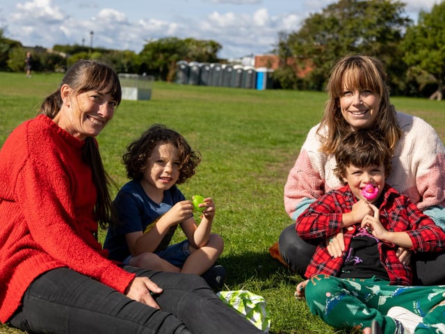 Claire Martin, Murphy Toto Mcginty 5, Kyla Malyon, Dexter Malyon, 6 enjoying the last minute.
Photos by Alex Shute