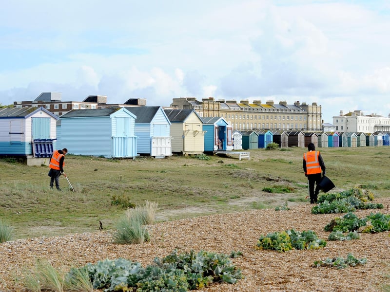 Minister Damian Hinds for prisons, parole and probation, visited a community payback project on Hayling Island on Thursday, September 21, where offenders took part in the Great British Beach Clean to repay their debts to society while also tangibly benefitting the environment and their local communities. Picture: Sarah Standing (210923-1713)