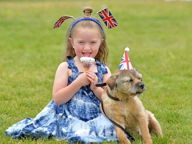 Rose Woodward, four, with Rocky, a 16-year-old Border Terrier enjoy an ice cream together in Southsea on Friday 
© Simon Czapp/Solent News & Photo Agency