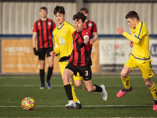 Action from the U16 GEC Marconi Invitation Cup final between Horndean Hawks Condors (red/black) and Pickwick Youth Panthers (yellow). Picture: Keith Woodland (260221-325)