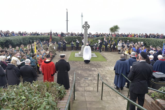 Lee-on-the-Solent's Remembrance service (131122-6223)