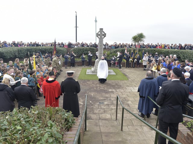 Lee-on-the-Solent's Remembrance service (131122-6223)