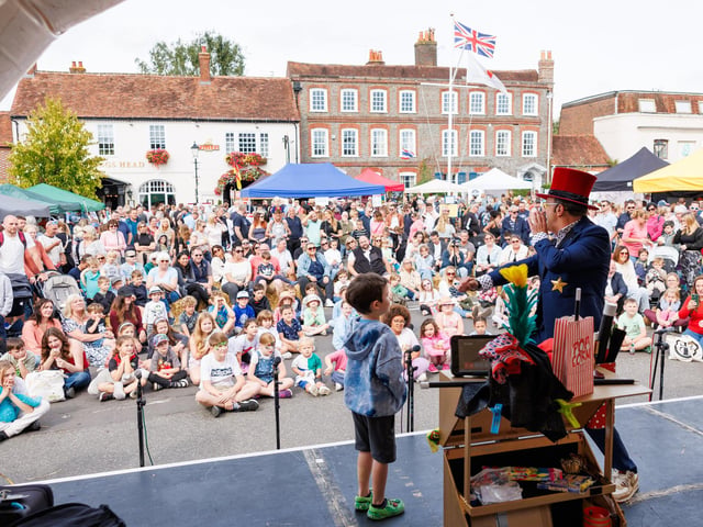 Pictured: The crowd watching Magician show by Play Count Backwards Magic.  Picture:Marcin Jedrysiak