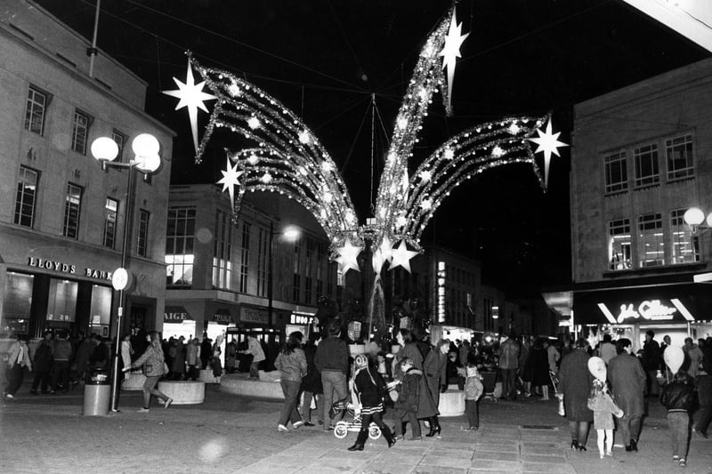 Christmas lights go up in Commercial Road, Portsmouth on December 22, 1983. The News PP3916
