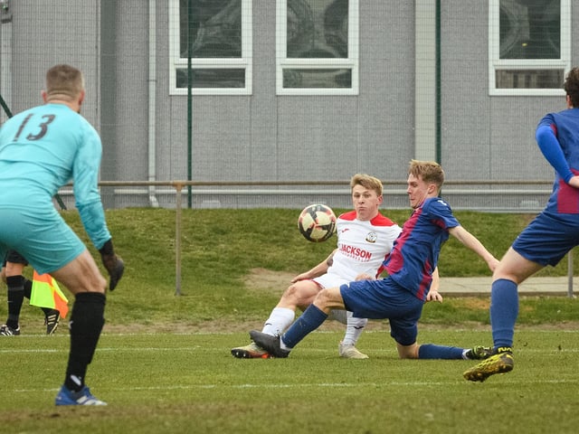 US Portsmouth (maroon/blue) v Horndean. Picture: Keith Woodland