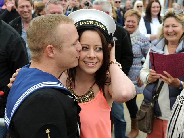 15th May 2015. Sam Luckett proposes to Danielle Cotton. Home coming of HMS Dauntless at Portsmouth Dockyard, Portsmouth.
Picture: Allan Hutchings (150741-027)