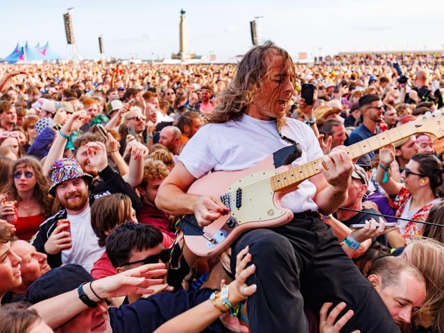 Surfing on the Crowds Picture:Marcin Jedrysiak
