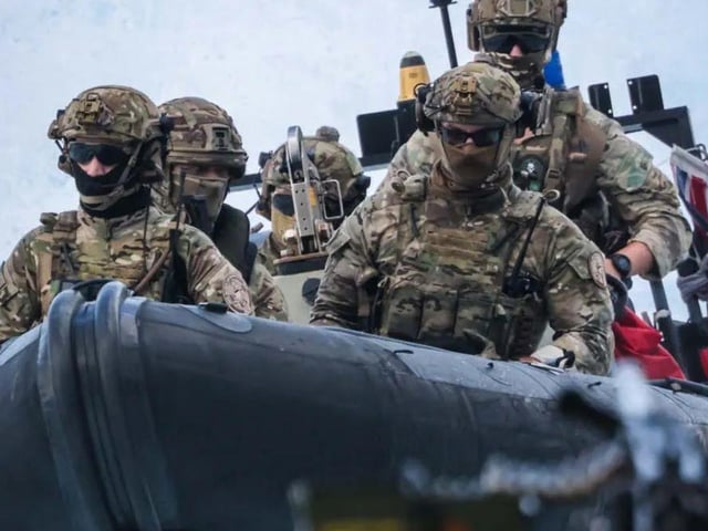 Portsmouth-based warship HMS Trent has seized £160m of cocaine from a submarine in the Caribbean Sea.