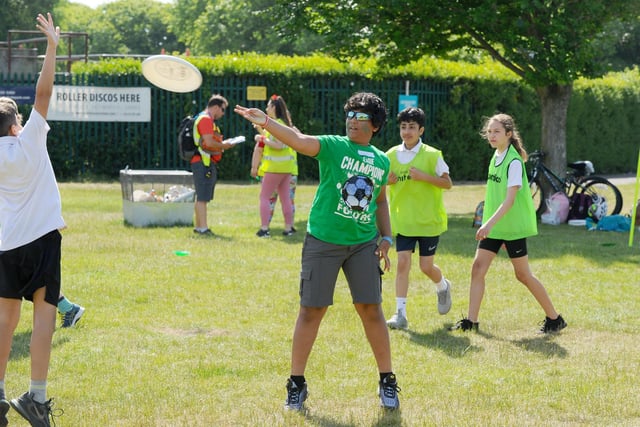 Year 7s have a go at Ultimate Frisbee (160622-6720)