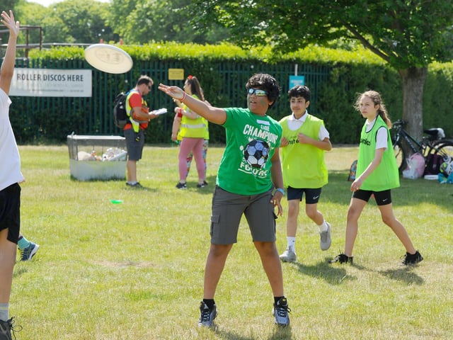 Year 7s have a go at Ultimate Frisbee (160622-6720)