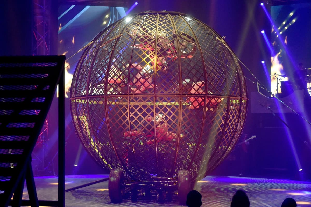 Extreme Show Ride Pictures show incredible Circus Extreme show in Southsea