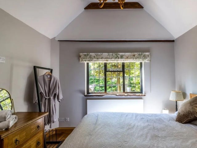 This property is on the market £890,000 and it is being sold with house. Covering London and The Country.