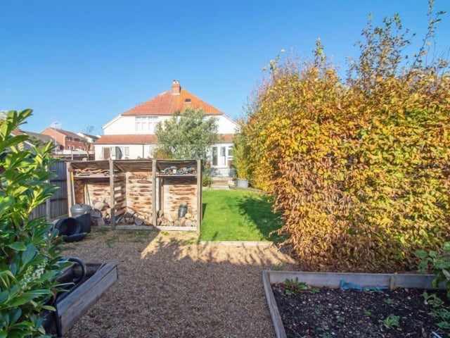 This property is located near Bedhampton and Cosham train station and it is also close to the M275.